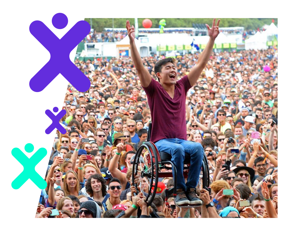 Imagem de um fã numa cadeira de rodas a ser elevado por uma multidão num concerto.